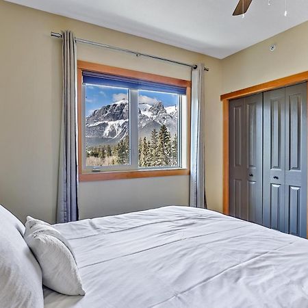 Spectacular Mountain View Corner Unit Pool Hot Tub Park Pass Apartamento Canmore Exterior foto