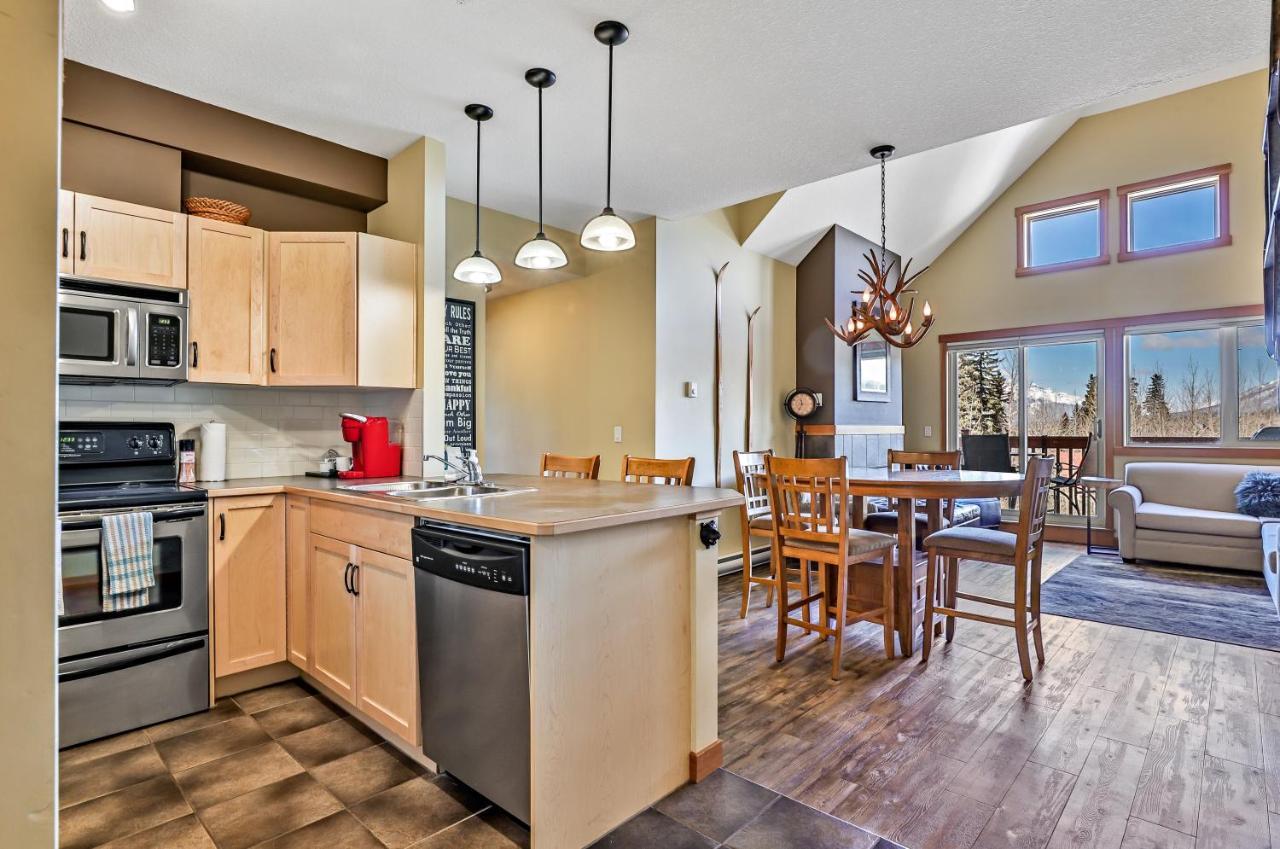 Spectacular Mountain View Corner Unit Pool Hot Tub Park Pass Apartamento Canmore Exterior foto