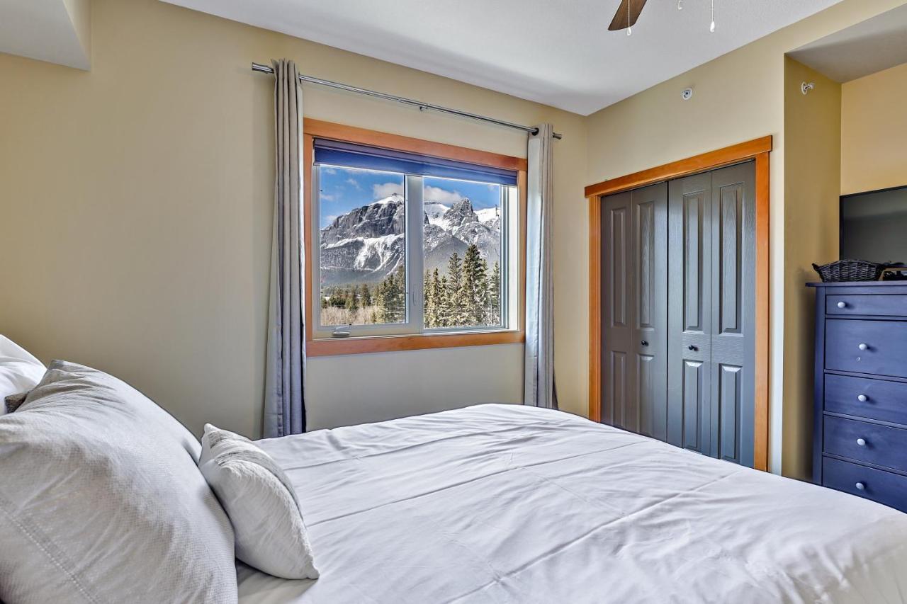 Spectacular Mountain View Corner Unit Pool Hot Tub Park Pass Apartamento Canmore Exterior foto